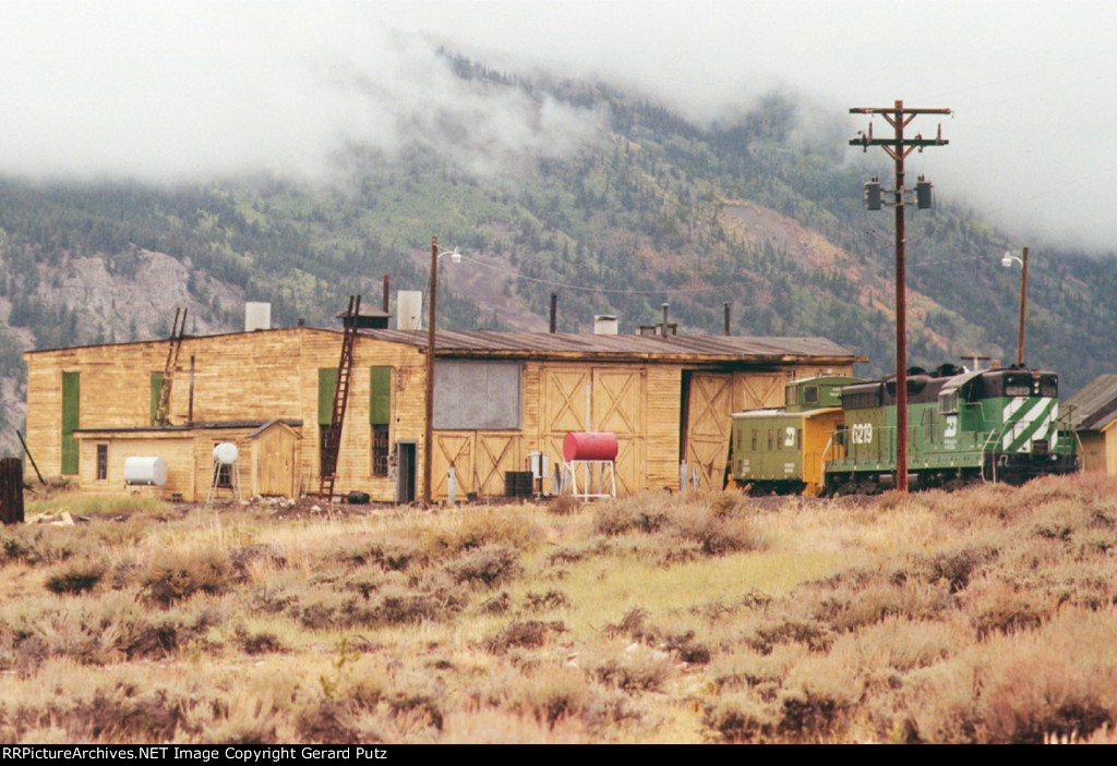 BN SD9 #6219 + C&S Caboose #10401 at Engine House